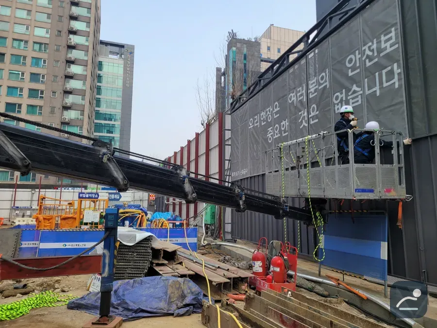 세종산업단지 스카이차 지붕·판넬 작업 현장